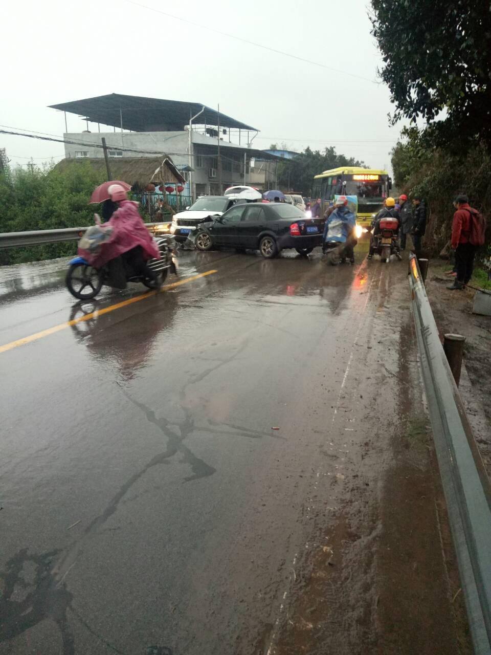 九中加油发生车祸,堵起了!天雨路滑,小心驾驶!